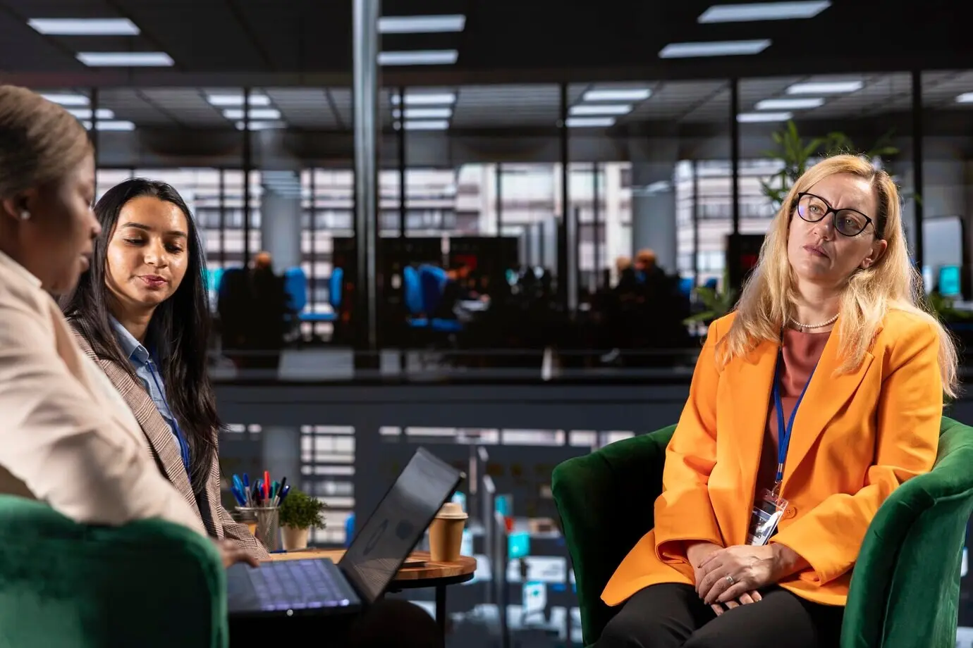 Разнообразные бизнес-леди пытаются поговорить с отстранённым и невовлечённым генеральным директором.