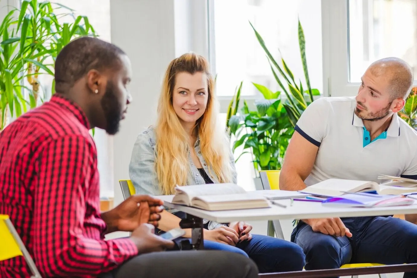Молодые разнообразные студенты обсуждают идеи.