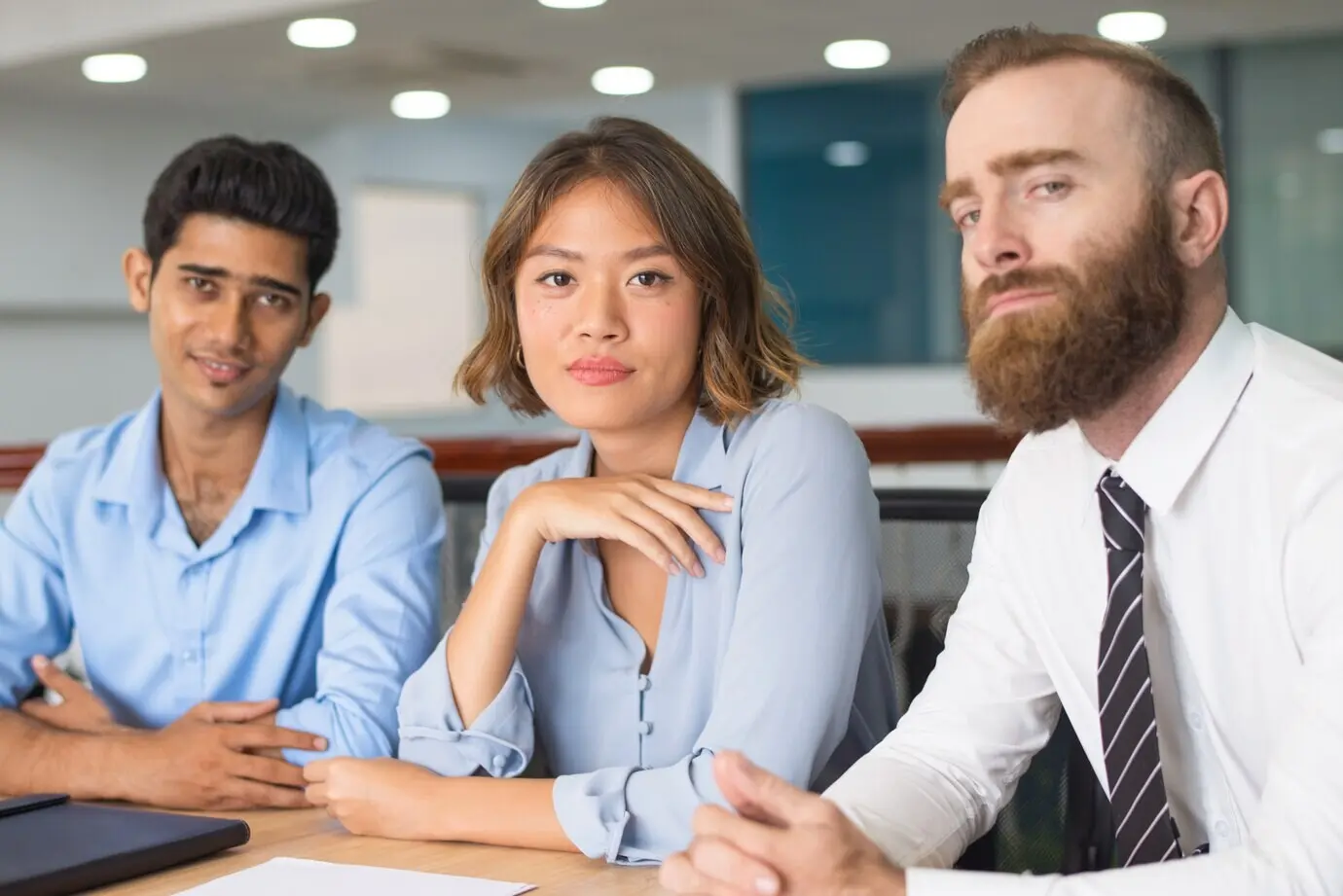 Встреча многоэтнической креативной группы для мозгового штурма.