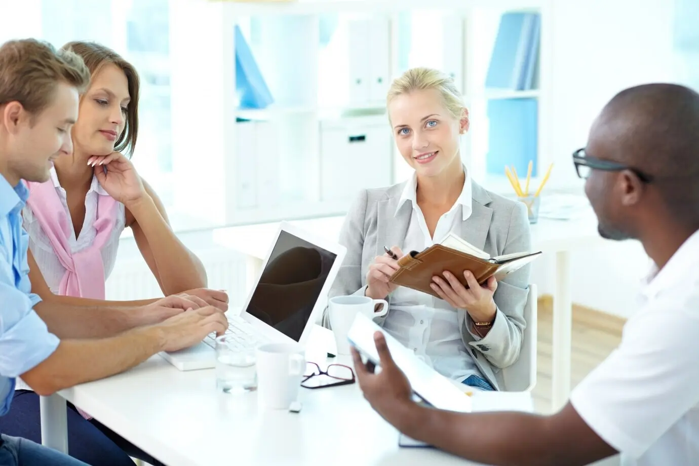 Коллеги организуют презентацию.