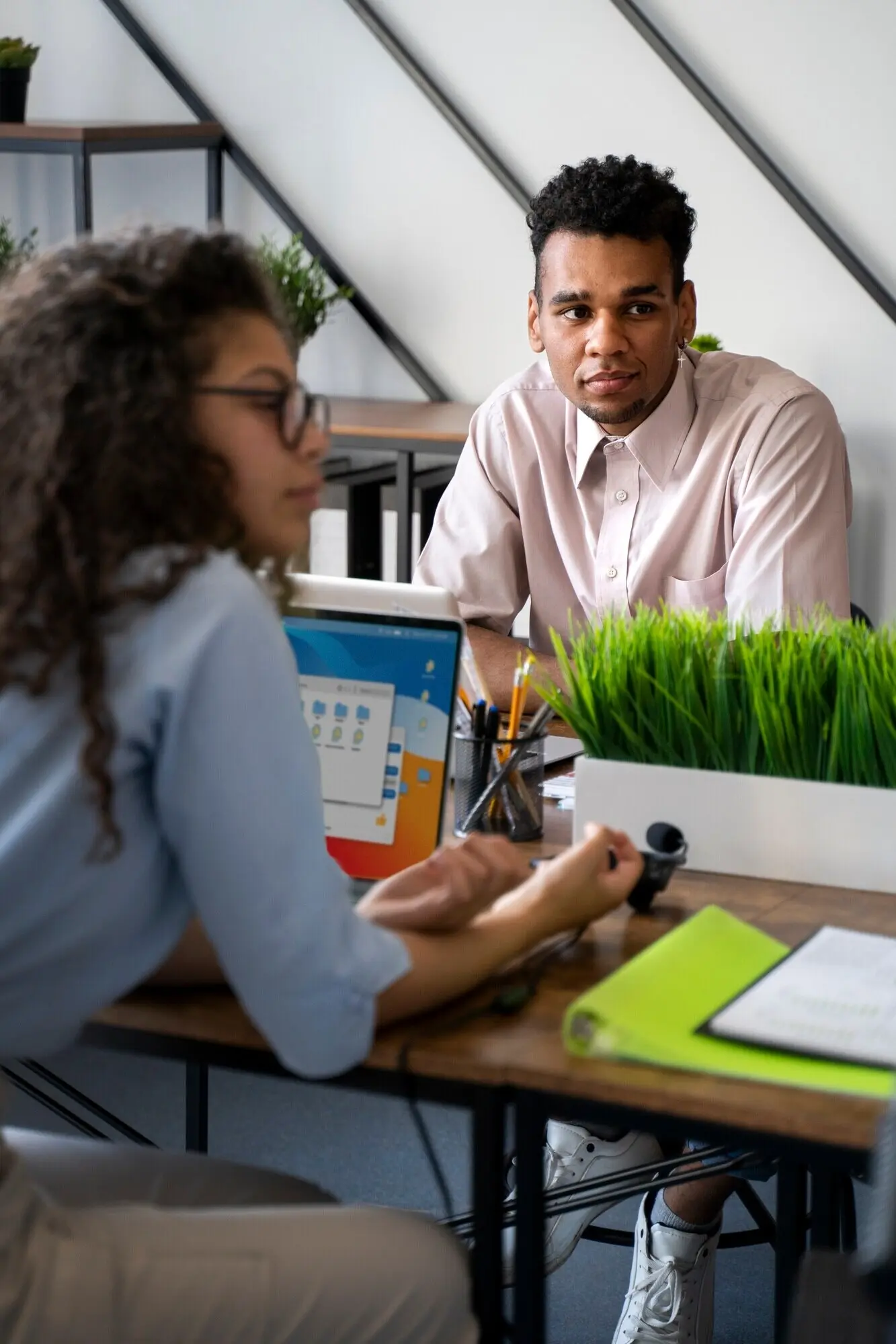 Средний план людей за работой