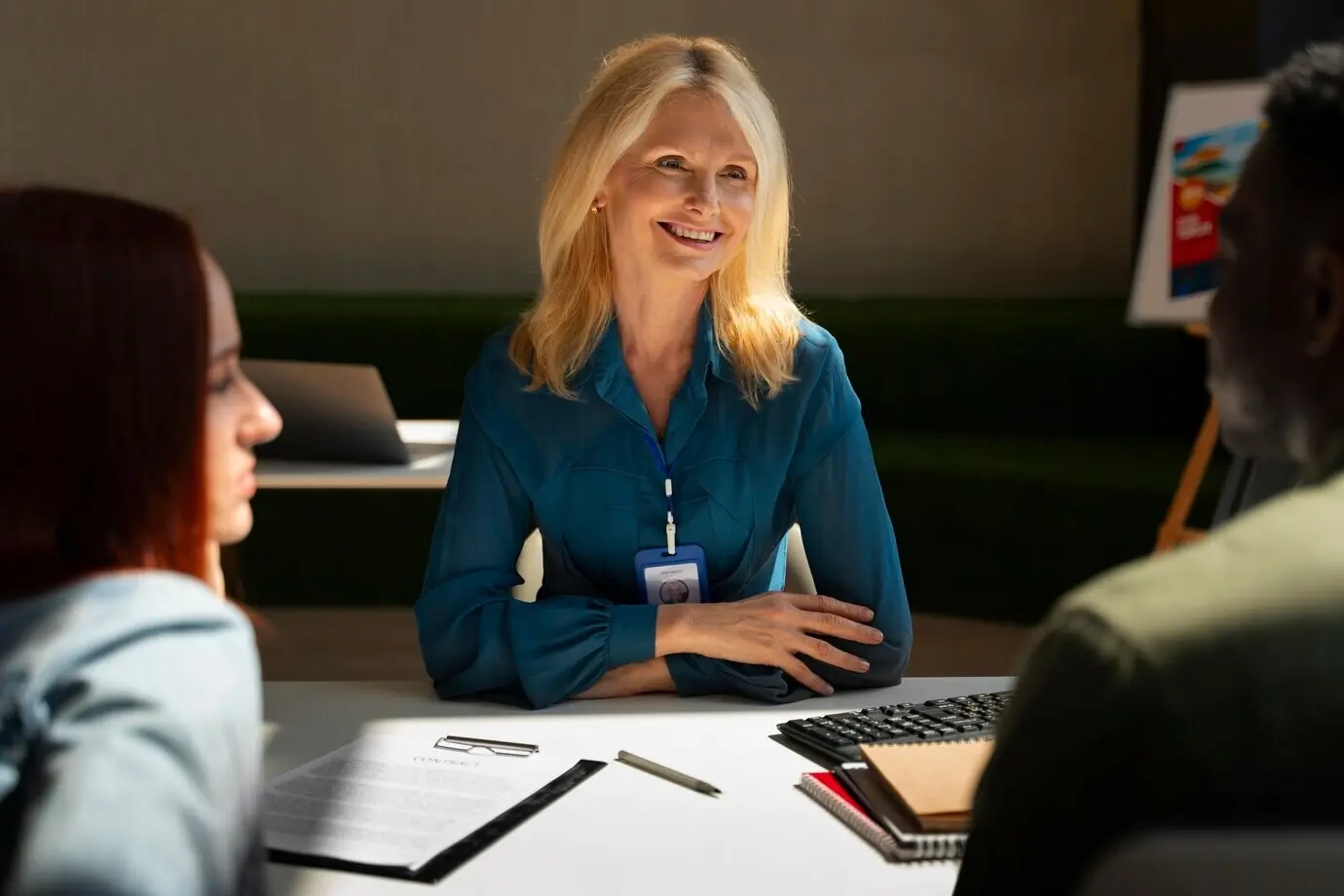 Вид спереди женщины, работающей турагентом.